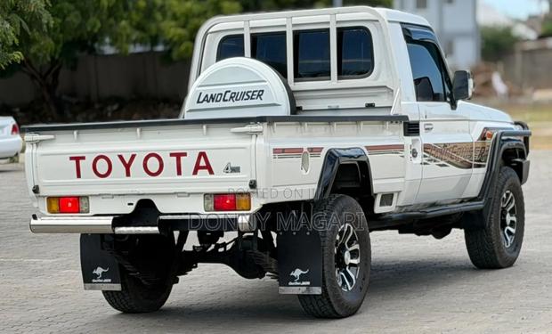Toyota Land Cruiser 2012 White