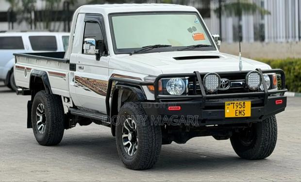 Toyota Land Cruiser 2012 White