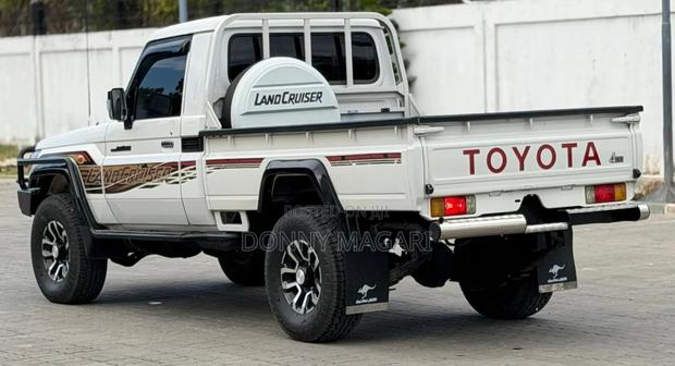 Toyota Land Cruiser 2012 White