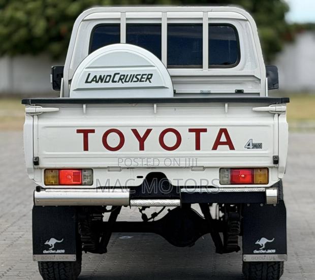 Toyota Land Cruiser 2012 White