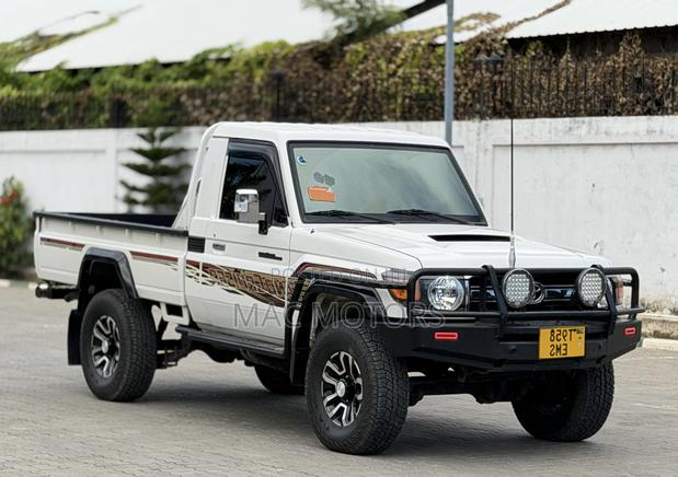 Toyota Land Cruiser 2012 White