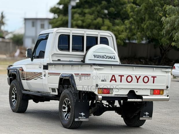 Toyota Land Cruiser 2012 White