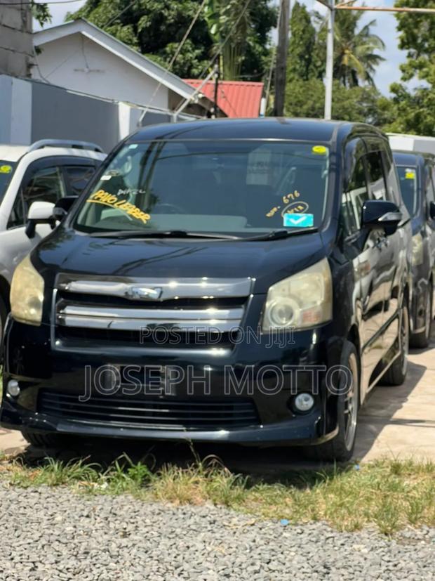 Toyota Noah 2.0 143hp AWD (8 Seater) 2010 Black
