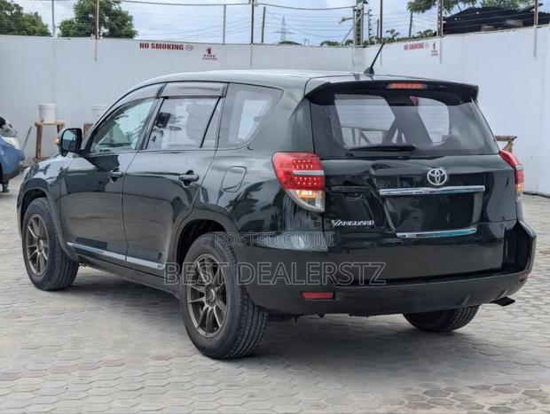 Toyota Vanguard 2010 Green