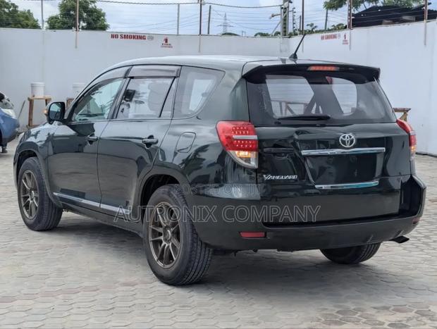 Toyota Vanguard 2010 Green