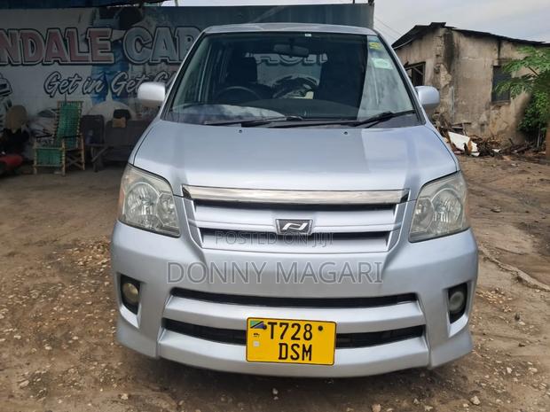 Toyota Noah 2.0 143hp AWD (7 Seater) 2008 Silver