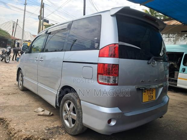 Toyota Noah 2.0 143hp AWD (7 Seater) 2008 Silver