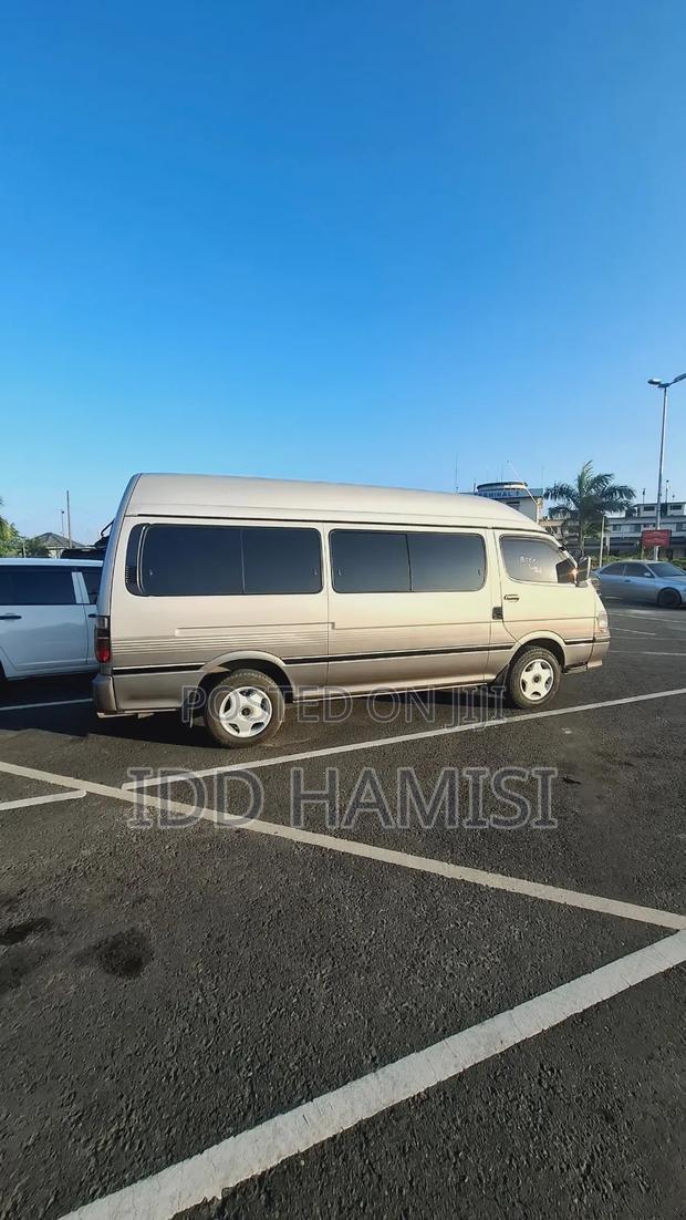 Toyota HiAce 2000 Beige