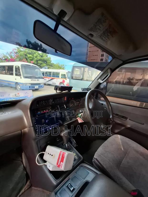 Toyota HiAce 2000 Beige