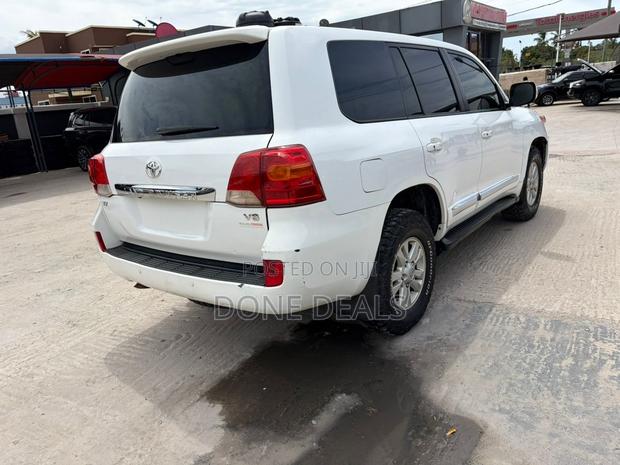 Toyota Land Cruiser 2015 White