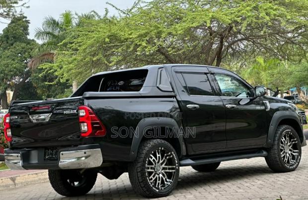 Toyota Hilux 2021 Black