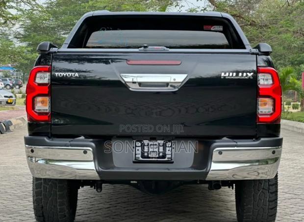 Toyota Hilux 2021 Black