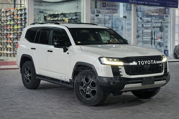 Toyota Land Cruiser LC300 2023 White