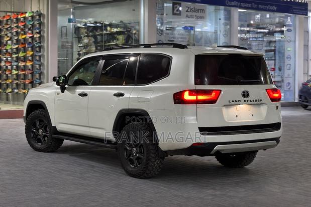 Toyota Land Cruiser LC300 2023 White