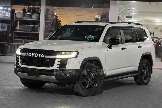 Toyota Land Cruiser LC300 2023 White