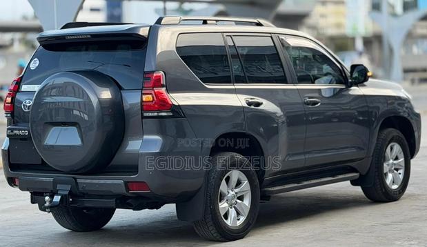 Toyota Land Cruiser Prado 2022 Gray