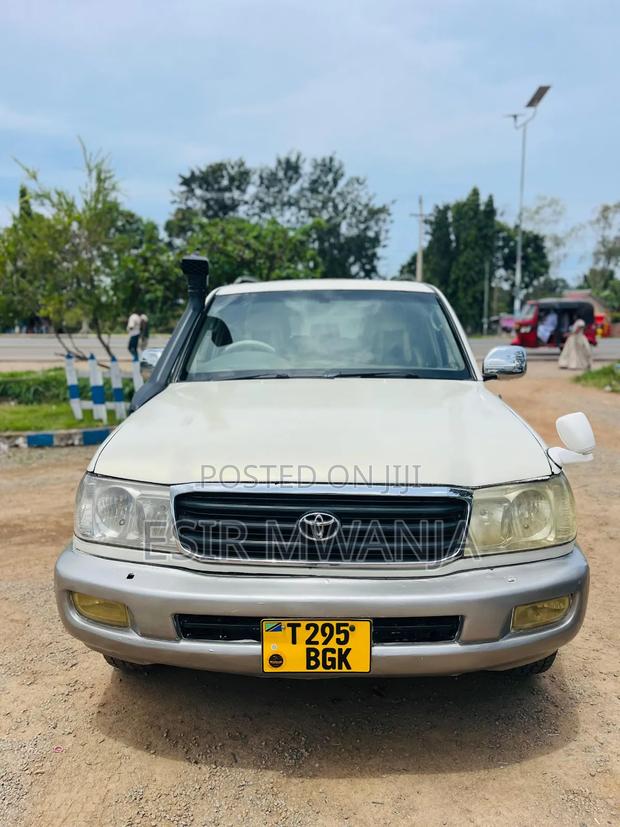 Toyota Land Cruiser 2000 White