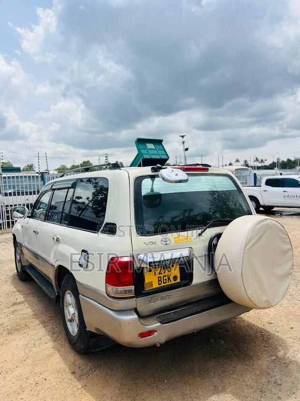 Toyota Land Cruiser 2000 White