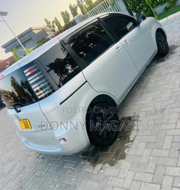 Toyota Sienta 2005 Silver