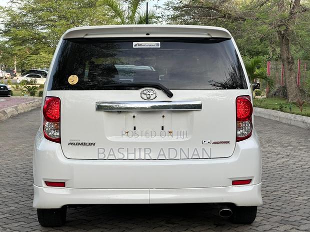 Toyota Corolla Rumion Hatchback 1.8 FWD 2009 White