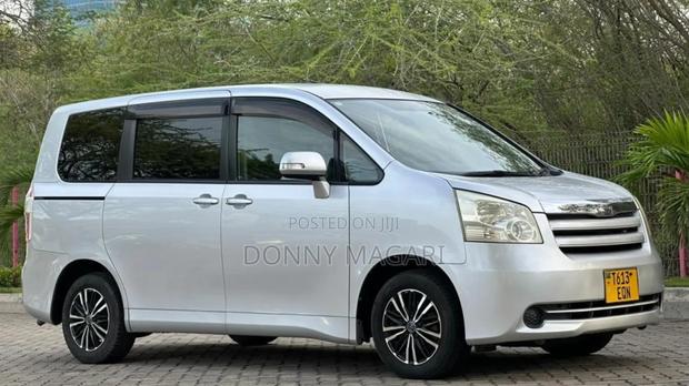 Toyota Noah 2.0 143hp AWD (8 Seater) 2008 Silver
