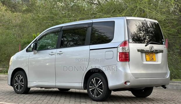 Toyota Noah 2.0 143hp AWD (8 Seater) 2008 Silver