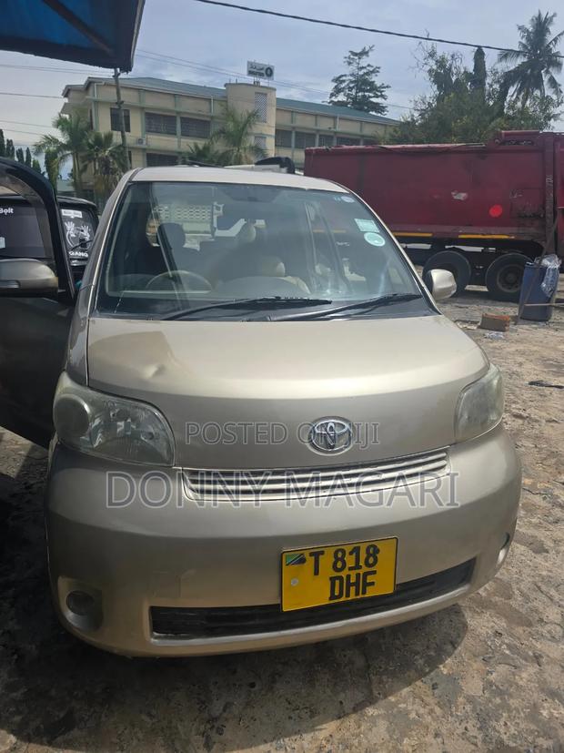 Toyota Porte 2005 Gold