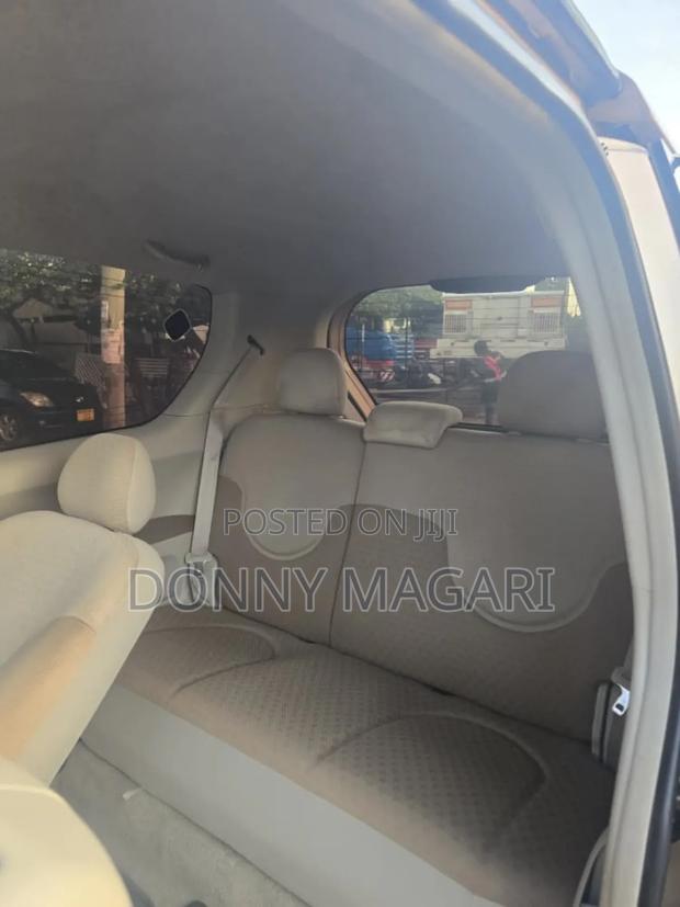 Toyota Porte 2005 Gold
