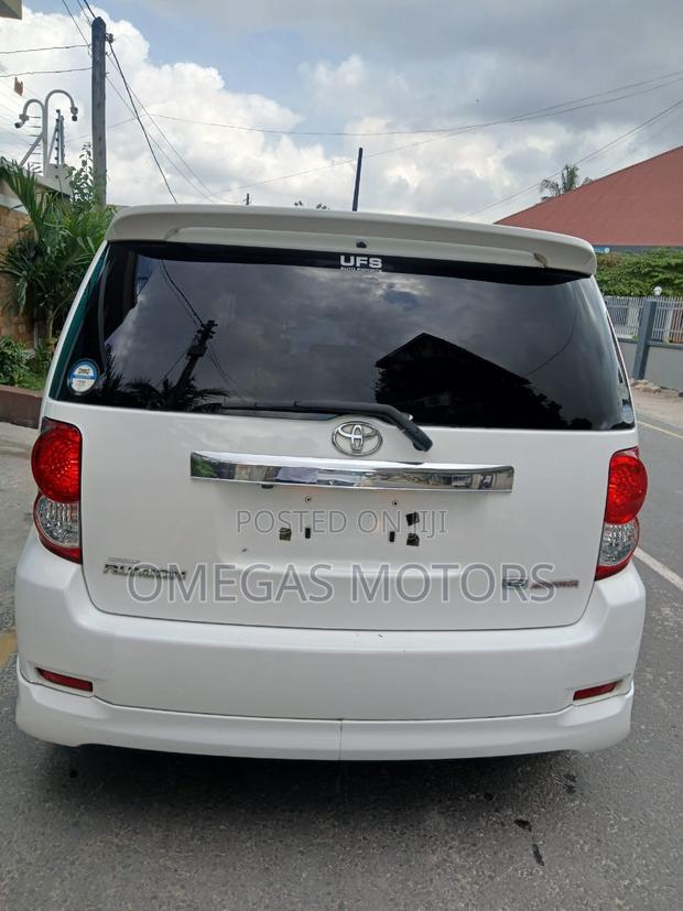 Toyota Corolla Rumion Hatchback 1.5 FWD 2008 White