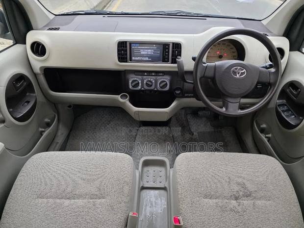 Toyota Passo 2011 Silver