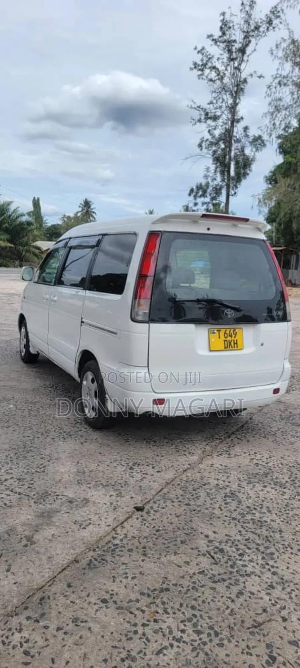 Toyota Noah 2001 White