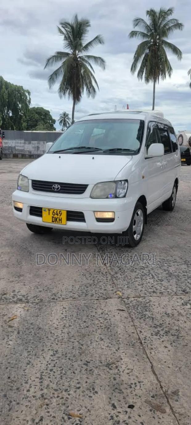 Toyota Noah 2001 White