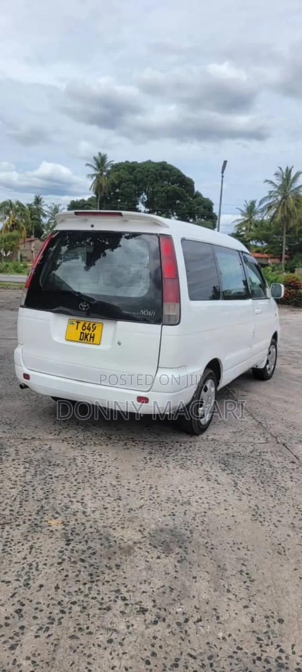 Toyota Noah 2001 White