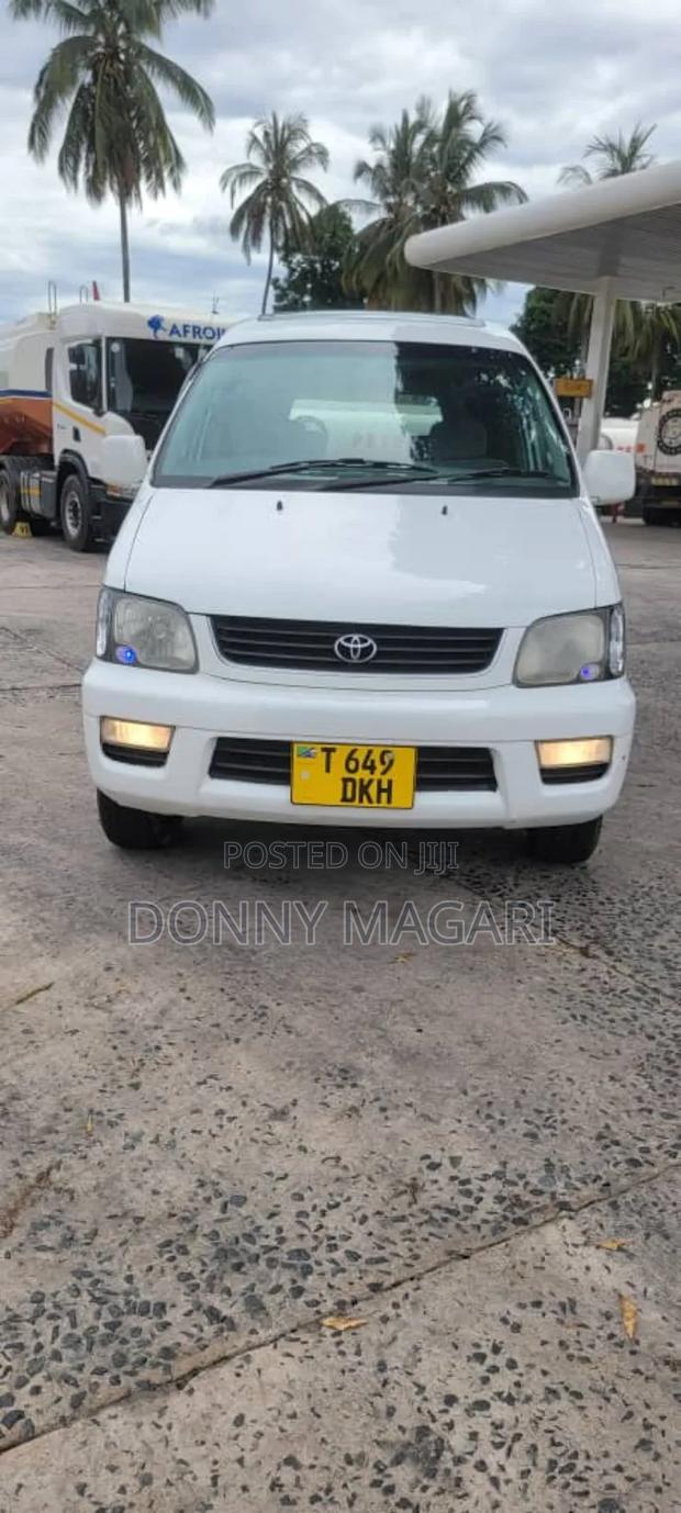 Toyota Noah 2001 White