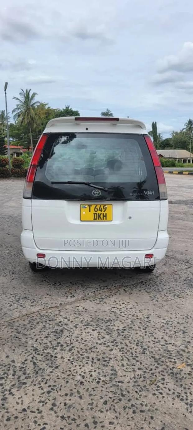 Toyota Noah 2001 White