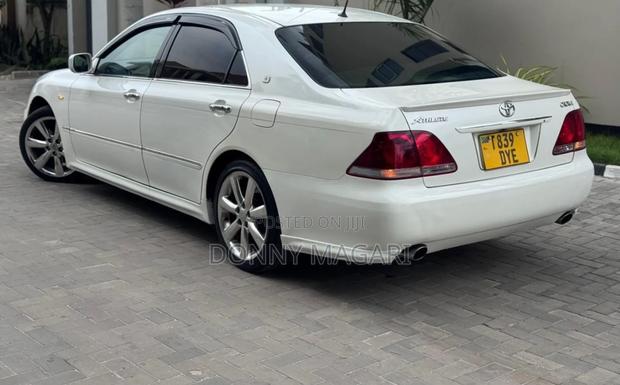 Toyota Crown 2006 White
