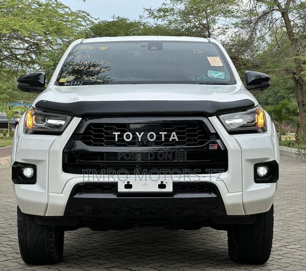 Toyota Hilux 2023 White