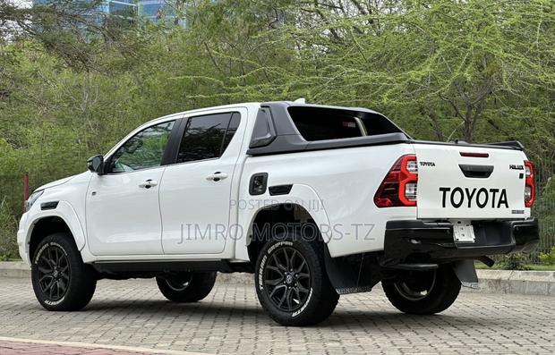 Toyota Hilux 2023 White