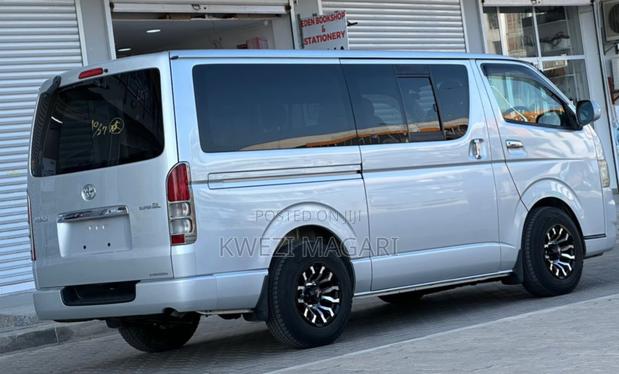 Toyota HiAce 2005 Silver