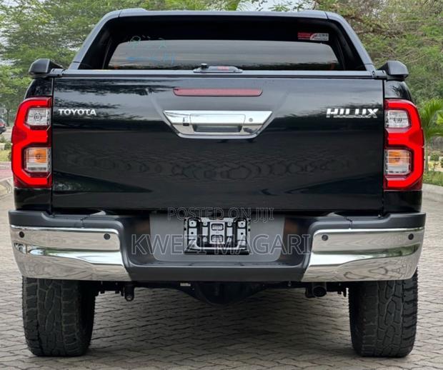 Toyota Hilux 2021 Black