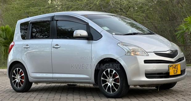 Toyota Ractis 2006 Silver