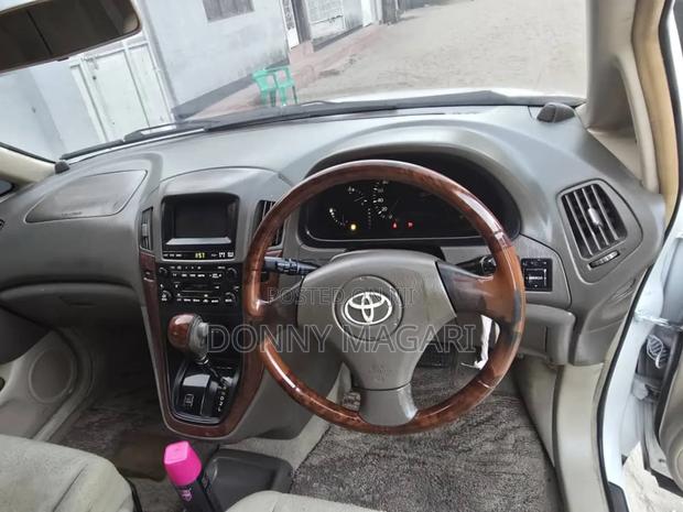 Toyota Harrier 2004 White