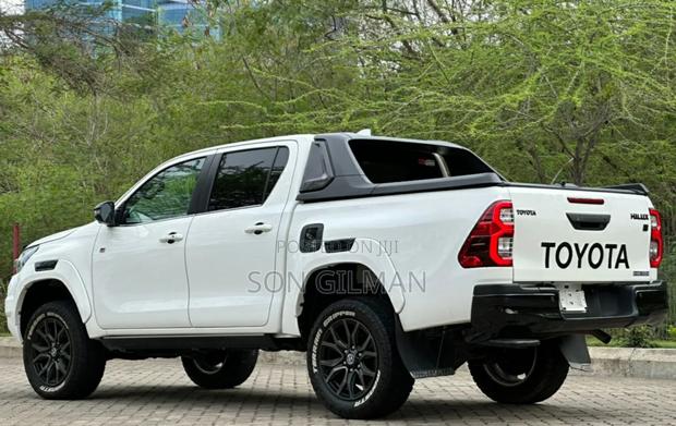 Toyota Hilux 2022 White