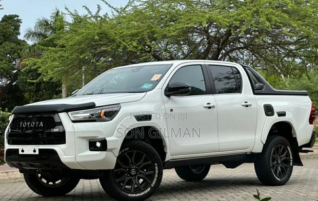 Toyota Hilux 2022 White