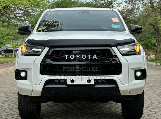 Toyota Hilux 2022 White
