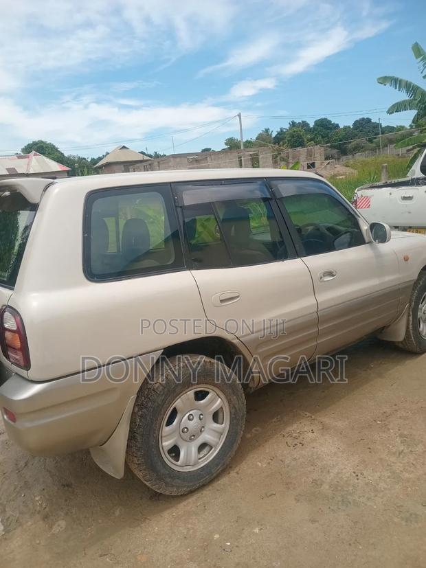 Toyota RAV4 1999 White