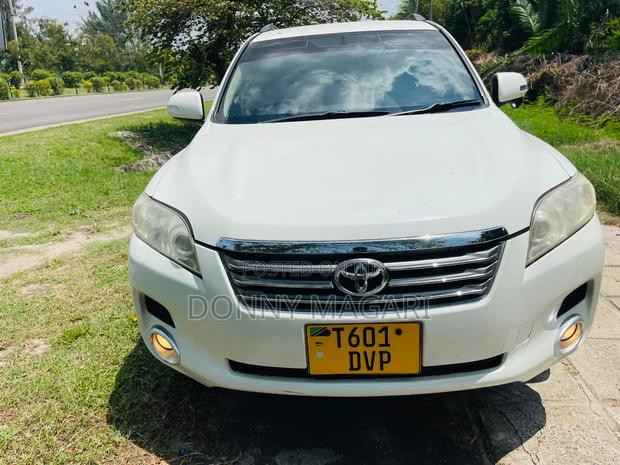 Toyota Vanguard 2010 White
