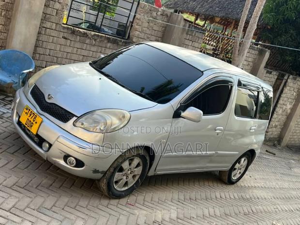 Toyota Fun Cargo 2005 Silver