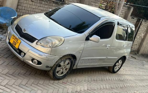 Toyota Fun Cargo 2005 Silver