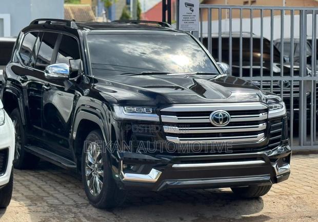 Toyota Land Cruiser LC300 2024 Black